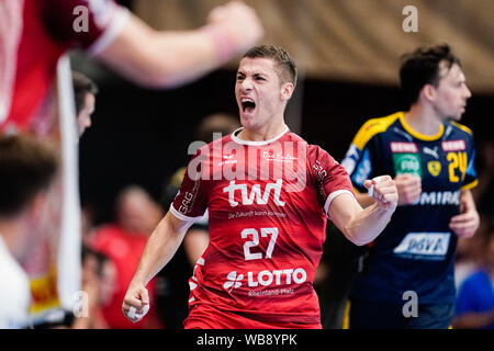 Ludwigshafen, Deutschland. 25 Aug, 2019. Handball: Bundesliga, Sterben Eulen Ludwigshafen - Rhein-Neckar-Löwen, 1.Spieltag, in der Friedrich-Ebert-Halle. Die Ludwigshafener Jerome Müller jubelt über ein Tor. Foto: Uwe Anspach/dpa/Alamy leben Nachrichten Stockfoto