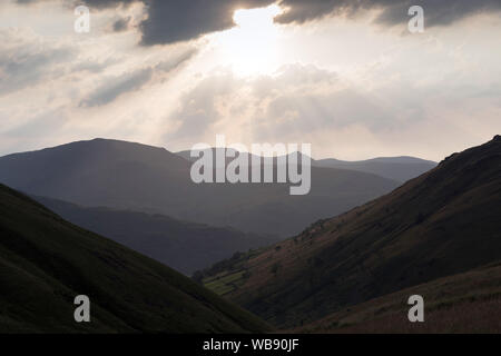 Spät Sonnenschein über die helvellyn Bereich im englischen Lake District. Im Vordergrund ist Hayeswater Gill Stockfoto