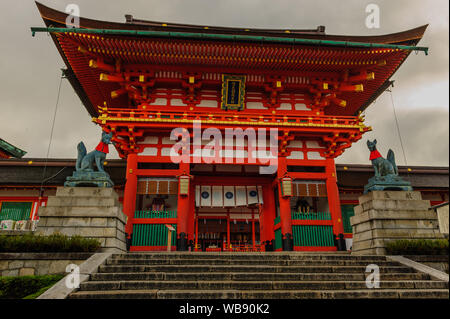 Eindrucksvollen Eingang Tor zum inneren Kreis der Fushimi Inaria Schrein In Kyoto mit traditionellen japanischen architektonische Elemente Stockfoto