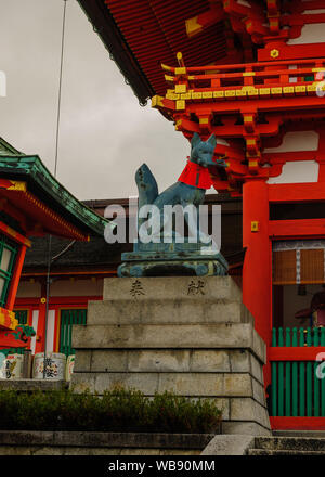 Detaillierte Kunsthandwerk eines Fuchses als Fabelwesen in Fushimi Inari-Taisha (Schrein Fushimi Inari) in Kyoto, Japan, November 2018 Stockfoto