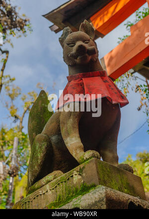 Detaillierte Kunsthandwerk eines Fuchses als Fabelwesen in Fushimi Inari-Taisha (Schrein Fushimi Inari) in Kyoto, Japan, November 2018 Stockfoto