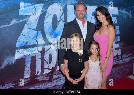 Ian Ziering, seine Frau Erin Kristine Ludwig und seine Kinder Mia Loren Ziering und Penna Mae Ziering Teilnahme an der 'Zombie Tidal Wave" Premiere auf der Girlande Hotel am 12. August 2019 in Los Angeles, Kalifornien Stockfoto