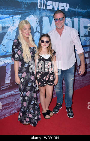 Tori Spelling, ihr Ehemann Dean McDermott und ihre Tochter Stella Doreen McDermott die Teilnahme an der 'Zombie Tidal Wave" Premiere auf der Girlande Hotel am 12. August 2019 in Los Angeles, Kalifornien Stockfoto