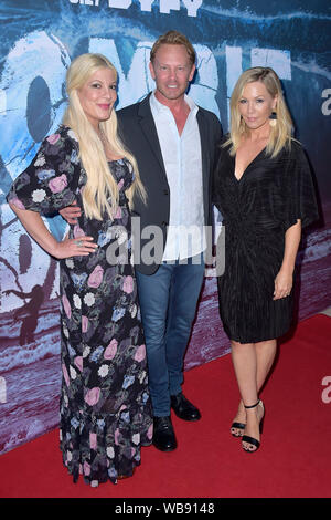 Tori Spelling, Ian Ziering und Jennie Garth die Teilnahme an der 'Zombie Tidal Wave" Premiere auf der Girlande Hotel am 12. August 2019 in Los Angeles, Kalifornien Stockfoto