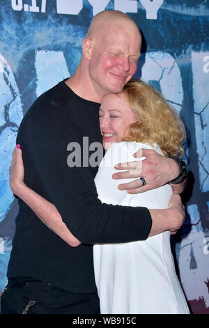 Derek Mears und Virginia Madsen die Teilnahme an der 'Zombie Tidal Wave" Premiere auf der Girlande Hotel am 12. August 2019 in Los Angeles, Kalifornien Stockfoto