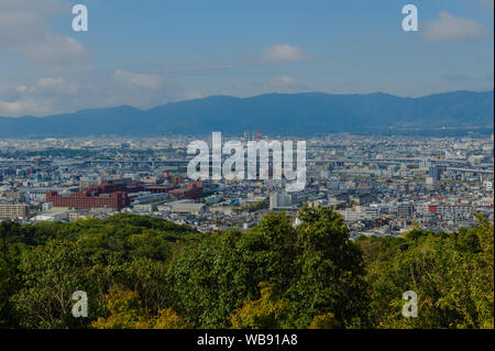 Blick über die Dächer von Kyotos der Hügel von fushimi Inari-Taisha während der Morgenstunden gefangen, Japan, November 2018 Stockfoto