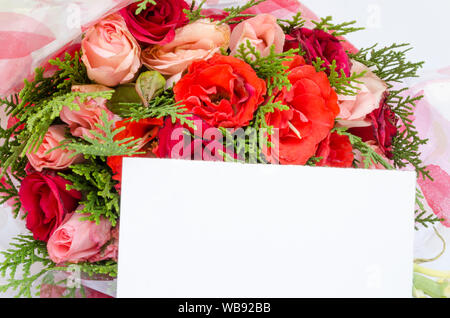 Blumenstrauß aus Rosen geschmückt mit leerer Hinweis Karte Stockfoto