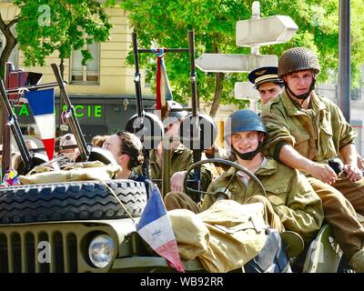 Parade, Avenue du Général Leclerc, mit Menschen in Uniformen und Kostümen, feiern den 75. Jahrestag der Befreiung von Paris im August 25, 1944, Paris, Frankreich. Stockfoto