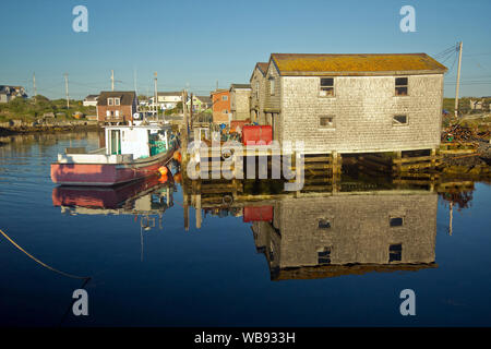 Weitwinkelaufnahme von Booten und Angeln Hütten mit Reflexionen an den goldenen Stunde, Scenic Peggy's Cove, Nova Scotia, Kanada Stockfoto