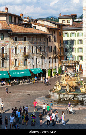 TRENTO, Italien - 18 Juli, 2019 - Piazza Duomo und Caffe Italia im Zentrum von Trento, Italien Stockfoto