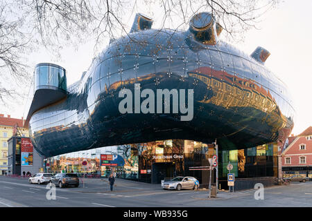 Graz, Österreich - 16. Februar 2019: die Menschen auf der Straße im Kunsthaus Art Museum in der Altstadt von Graz in Österreich. Steiermark in Europa. Stockfoto