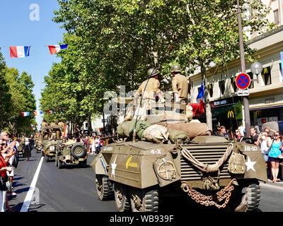 Parade, Avenue du Général Leclerc, mit Menschen in Uniformen und Kostümen, feiern den 75. Jahrestag der Befreiung von Paris im August 25, 1944, Paris, Frankreich. Stockfoto