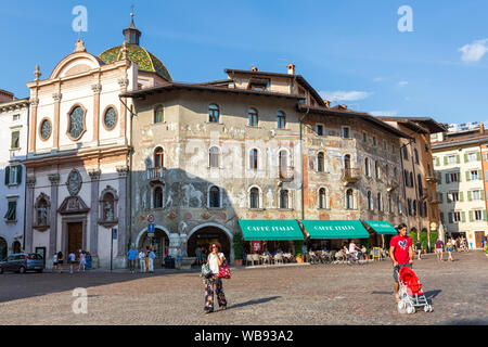 TRENTO, Italien - 18 Juli, 2019 - Piazza Duomo und Caffe Italia im Zentrum von Trento, Italien Stockfoto