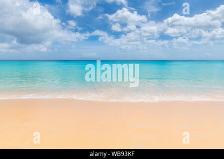Schöne saubere Sandstrand mit soft Blue Ocean Wave. Stockfoto