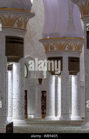 Innenraum der wichtigsten Gebet Hall, Sheikh Zayed Moschee, Abu Dhabi, Vereinigte Arabische Emirate Stockfoto