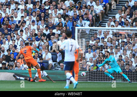 London, Großbritannien. 25 Aug, 2019. Joelinton von Newcastle United (9) Kerben das erste Tor seines Teams. Premier League match, Tottenham Hotspur v Newcastle Utd an der Tottenham Hotspur Stadion in London am Sonntag, den 25. August 2019. Dieses Bild dürfen nur für redaktionelle Zwecke verwendet werden. Nur die redaktionelle Nutzung, eine Lizenz für die gewerbliche Nutzung erforderlich. Keine Verwendung in Wetten, Spiele oder einer einzelnen Verein/Liga/player Publikationen. pic von Steffan Bowen/Andrew Orchard sport Fotografie/Alamy Live news Credit: Andrew Orchard sport Fotografie/Alamy leben Nachrichten Stockfoto