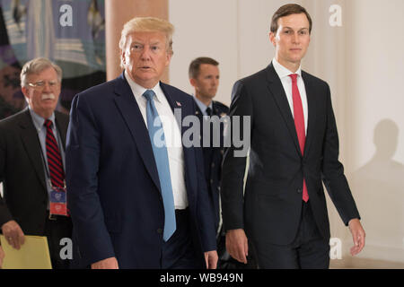 US-Präsident Donald Trump mit Senior Advisor und Son-in-law Jared Kushner während der G7-Gipfel in Biarritz, Frankreich. Stockfoto