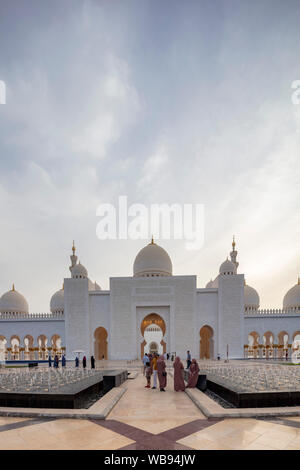 Touristen fotografieren vor dem Haupteingang, Sheikh Zayed Moschee, Abu Dhabi, Vereinigte Arabische Emirate Stockfoto