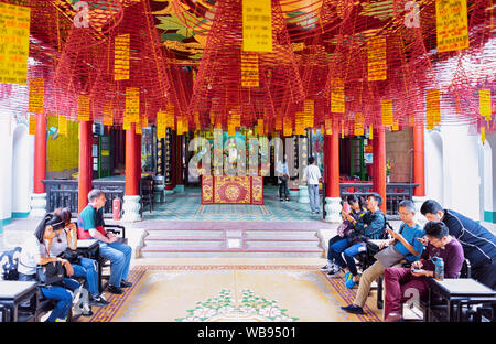 Hanoi, Vietnam - am 17. Februar 2016: die Menschen im Tempel an Aula sitzen der Chinesen aus Fujian in Einem in Südostasien in Vietnam Hoi An. Räucherstäbchen an der Decke Stockfoto