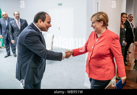 Biarritz, Frankreich. 25. August 2019. Bundeskanzlerin Angela Merkel (CDU) nimmt Teil an einem bilateralen Treffen mit Abdel Fattah al-Sissi, Präsident Ägyptens, auf dem G7-Gipfel. Die G7-Gipfel findet vom 24. bis 26. August in Biarritz. Foto: Michael Kappeler/dpa Quelle: dpa Picture alliance/Alamy leben Nachrichten Stockfoto