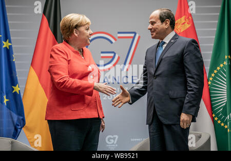 Biarritz, Frankreich. 25. August 2019. Bundeskanzlerin Angela Merkel (CDU) nimmt Teil an einem bilateralen Treffen mit Abdel Fattah al-Sissi, Präsident Ägyptens, auf dem G7-Gipfel. Die G7-Gipfel findet vom 24. bis 26. August in Biarritz. Foto: Michael Kappeler/dpa Quelle: dpa Picture alliance/Alamy leben Nachrichten Stockfoto