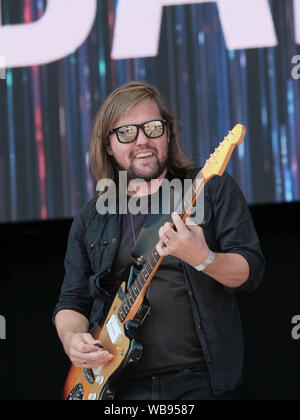 Portsmouth, Hampshire, UK. 25. August 2019. Russell Marsden, Lead Gitarrist und Sänger mit Band of Skulls live auf der Bühne des siegreichen Festival, Southsea, Portsmouth, Hampshire, UK Credit: Dawn Fletcher-Park/Alamy leben Nachrichten Stockfoto