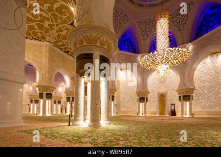 Blick Richtung Mihrab, Interieur der wichtigsten Gebet Hall, Sheikh Zayed Moschee, Abu Dhabi, Vereinigte Arabische Emirate Stockfoto