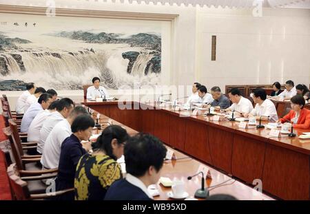 (190825) - Peking, Aug 25, 2019 (Xinhua) - Li Zhanshu, Mitglied des Ständigen Ausschusses des Politbüros der Kommunistischen Partei Chinas und Vorsitzender des Nationalen Volkskongresses (NVK) Ständiger Ausschuss, trifft sich mit NPC-Abgeordneten die Teilnahme an der 12. Sitzung des Ständigen Ausschusses 13 NPC in Peking, der Hauptstadt von China, Nov. 25, 2019. (Xinhua / Liu Weibing) Stockfoto