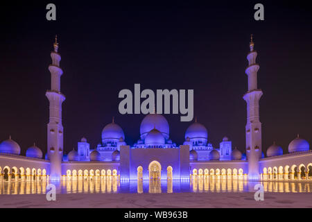 Kuppeln der wichtigsten Gebet Hall, Sheikh Zayed Moschee, Abu Dhabi, Vereinigte Arabische Emirate Stockfoto