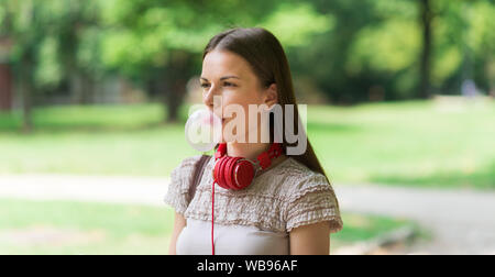 Portrait einer jungen Dame blasen Blase mit Kaugummi Stockfoto