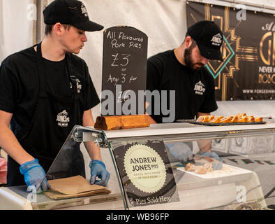 Mitarbeiter im Yorkshire's Pork Pie maker Andrew Jones Torten Stall, Harrogate Essen und Trinken Festival, Ripley, Harrogate, UK, 25. August 2019 Stockfoto