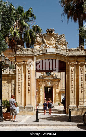 Palazzo Vilhena, 1728, gebieterische Palast, gewölbten Eingang, pale yellow Stone, Vorplatz, Menschen, französischen Barock, alte Gebäude, attraktiv, nationale M Stockfoto