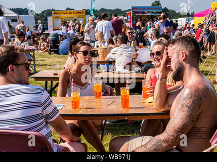 Freunde Umgang mit Hitzewelle mit kalten Getränken, Harrogate Essen und Trinken Festival, Ripley, Harrogate, UK, 25. August 2019 Stockfoto