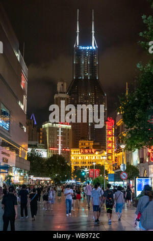 Nacht Blick auf East Nanjing Road, Shanghai, China Stockfoto