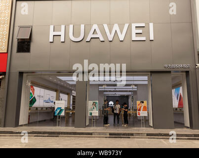 Kunden in Huawei Consumer shop, Xian, China Stockfoto