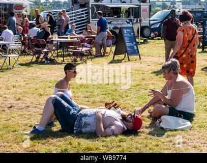 Die Leute, die versuchen, mit sehr heißem Wetter, Harrogate Essen und Trinken Festival, Ripley, Harrogate, UK, 25. August 2019 zu bewältigen Stockfoto