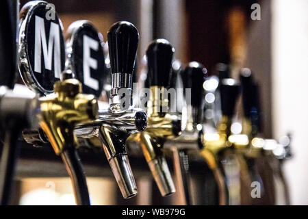 Bier zapfen an gleichen Bastelbuben - multitap Handwerk Bier Pub in Stare Miasto (Altstadt), Warschau, Polen Stockfoto