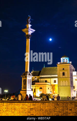 Sigismunds Säule auf dem Schlossplatz der Altstadt bei Nacht, Warschau, Polen Stockfoto