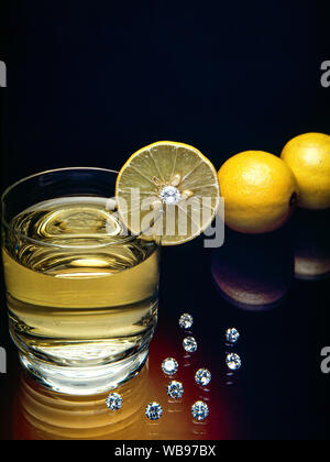 08. Mai 2019 Konzept der Diamant als Stillleben, Glas, Kelch, Tumbler, trinken, trinken, Lätzchen, Süße, Farbe, Studio shot Mumbai Maharashtra Indien Stockfoto