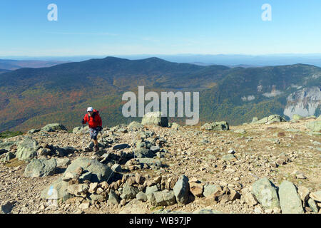 Wanderer klettern in Richtung Mt Lafayette in der Fränkischen Ridge Trail in New Hampshire, USA. Stockfoto