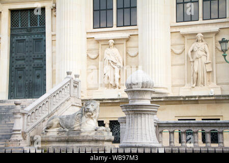 Architektonische Komposition am Haupteingang zum Palais de Justice in Paris Stockfoto