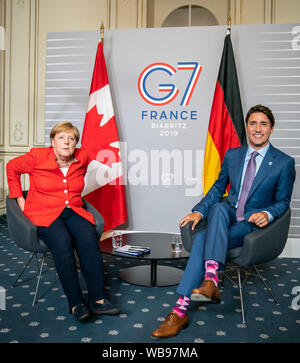 Biarritz, Frankreich. 25. August 2019. Bundeskanzlerin Angela Merkel (CDU) und Justin Trudeau, Premierminister von Kanada, wird für die bilateralen Gespräche, die auf dem G7-Gipfel treffen. Die G7-Gipfel findet vom 24. bis 26. August in Biarritz. Foto: Michael Kappeler/dpa Quelle: dpa Picture alliance/Alamy leben Nachrichten Stockfoto