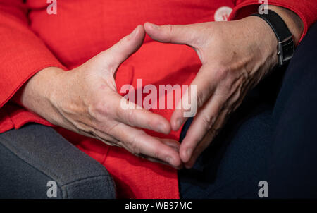 Biarritz, Frankreich. 25. August 2019. Die Hände von Bundeskanzlerin Angela Merkel (CDU) in ein Diamant während ihrer bilateralen Gespräche mit dem Premierminister von Kanada auf dem G7-Gipfel gefaltet. Die G7-Gipfel findet vom 24. bis 26. August in Biarritz. Foto: Michael Kappeler/dpa Quelle: dpa Picture alliance/Alamy leben Nachrichten Stockfoto