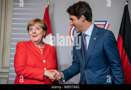 Biarritz, Frankreich. 25. August 2019. Bundeskanzlerin Angela Merkel (CDU) und Justin Trudeau, Premierminister von Kanada, wird für die bilateralen Gespräche, die auf dem G7-Gipfel treffen. Die G7-Gipfel findet vom 24. bis 26. August in Biarritz. Foto: Michael Kappeler/dpa Quelle: dpa Picture alliance/Alamy leben Nachrichten Stockfoto