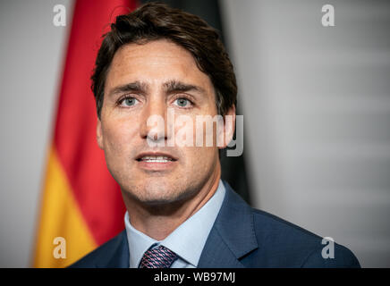 Biarritz, Frankreich. 25. August 2019. Justin Trudeau, Premierminister von Kanada, in bilateralen Gesprächen mit Bundeskanzlerin Merkel auf dem G7-Gipfel. Die G7-Gipfel findet vom 24. bis 26. August in Biarritz. Foto: Michael Kappeler/dpa Quelle: dpa Picture alliance/Alamy leben Nachrichten Stockfoto