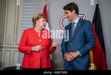 Biarritz, Frankreich. 25. August 2019. Bundeskanzlerin Angela Merkel (CDU) und Justin Trudeau, Premierminister von Kanada, wird für die bilateralen Gespräche, die auf dem G7-Gipfel treffen. Die G7-Gipfel findet vom 24. bis 26. August in Biarritz. Foto: Michael Kappeler/dpa Quelle: dpa Picture alliance/Alamy leben Nachrichten Stockfoto