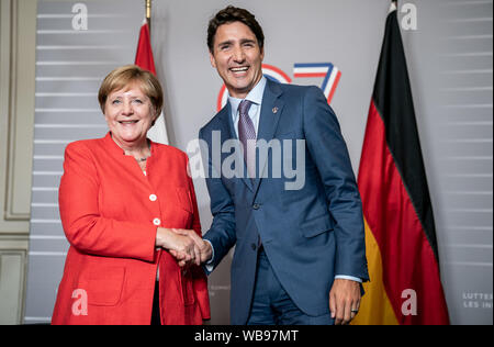 Biarritz, Frankreich. 25. August 2019. Bundeskanzlerin Angela Merkel (CDU) und Justin Trudeau, Premierminister von Kanada, wird für die bilateralen Gespräche, die auf dem G7-Gipfel treffen. Die G7-Gipfel findet vom 24. bis 26. August in Biarritz. Foto: Michael Kappeler/dpa Quelle: dpa Picture alliance/Alamy leben Nachrichten Stockfoto