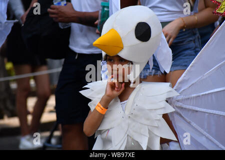 London, Großbritannien. 25 Aug, 2019. Tausende besuchen Der erste Tag der Notting Hill Carnival in London am 25. August 2019. Fast eine Million Menschen werden erwartet, die von den Organisatoren der nassen Wetter Sonntag und Montag in den Straßen von West London Notting Hill regradless karibischen Kultur an einem Karneval als die größte Straße Demonstration in Europa, London, UK zu feiern. Bild Capital/Alamy leben Nachrichten Stockfoto