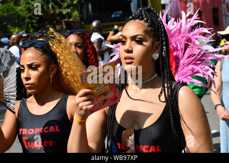 London, Großbritannien. 25 Aug, 2019. Tausende besuchen Der erste Tag der Notting Hill Carnival in London am 25. August 2019. Fast eine Million Menschen werden erwartet, die von den Organisatoren der nassen Wetter Sonntag und Montag in den Straßen von West London Notting Hill regradless karibischen Kultur an einem Karneval als die größte Straße Demonstration in Europa, London, UK zu feiern. Bild Capital/Alamy leben Nachrichten Stockfoto