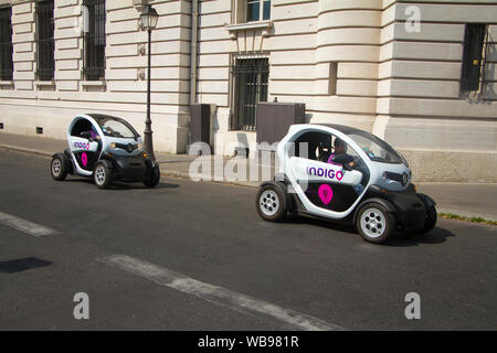 Paris, Frankreich, 7. Juli 2018: Zwei Renault Elektroautos mit Indigo Inschrift vor dem Palais de Justice in Paris Stockfoto